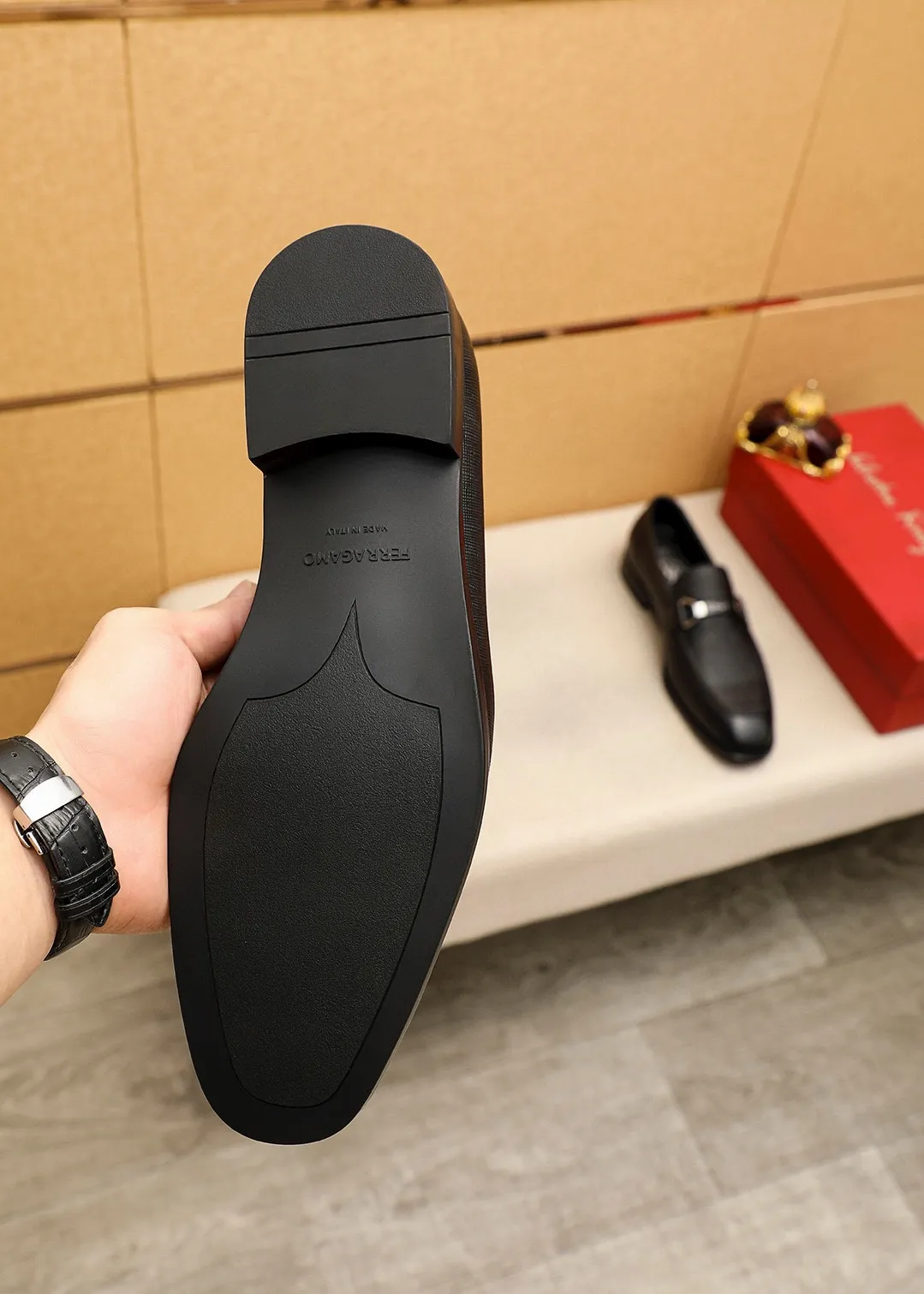 Men's shoes 💰480 💐 Product trademark: Ferragamo "Ferragamo" casual leather shoes Regular size: 38-44 (45.46🉑️customized) Product materials: Selected imported first-layer cross-grain cowhide leather upper + luxury hardware buckle, imported water-dyed cow leather lining. Strong three-dimensional visual effect, original rubber outsole Color: 1⃣️color optional